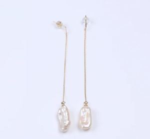 Natural pearl earrings with yellow gold finish