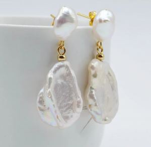 Natural pearl earrings with yellow gold finish