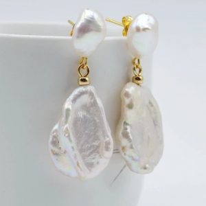 Natural pearl earrings with yellow gold finish