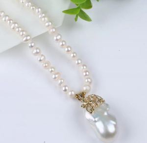 Natural pearl necklace with white gold finish
