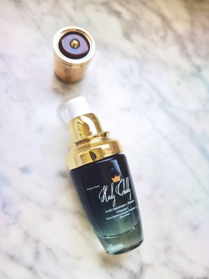 Serum with Retinol, Hyaluronic acid and Vitamin C.
